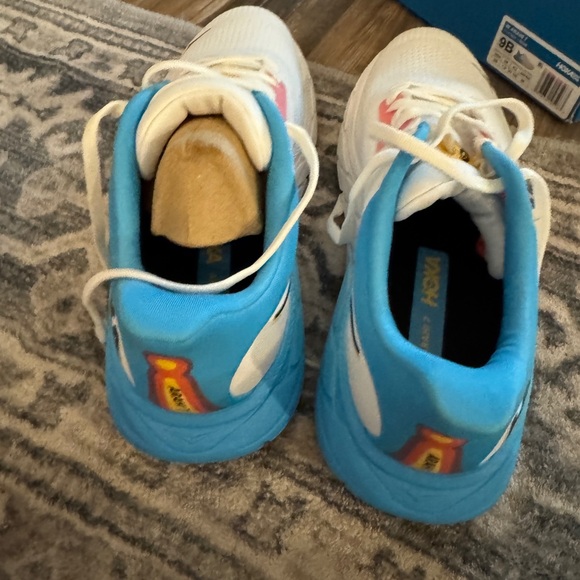 HOKA Women’s Arahi 7 White and Blue Running Shoes - Picture 5 of 8